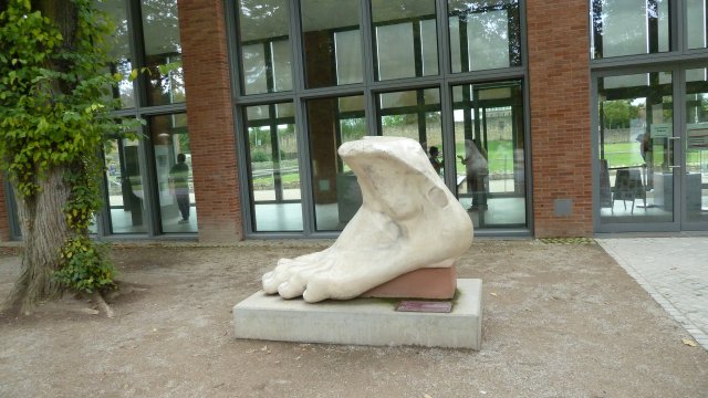 Skulptur vor dem Eingang zu den Kaiserthermen